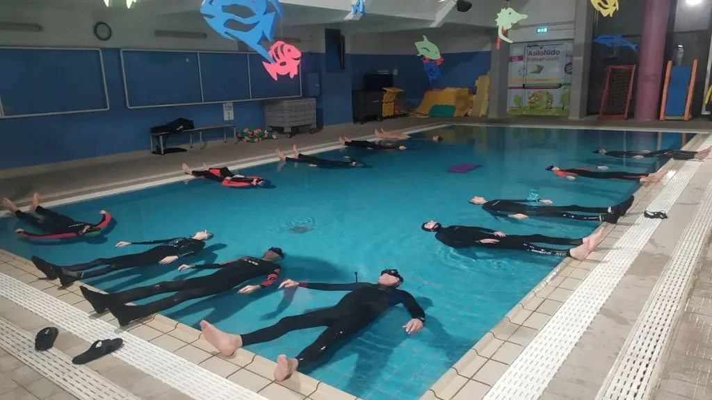 Esercizi di rilassamento durante un corso di apnea in piscina